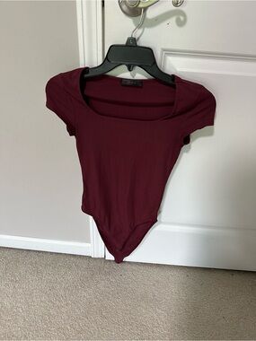 SHEIN Ribbed Burgundy Scoop Neck Short Sleeve Bodysuit